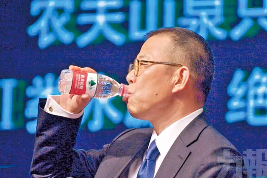 Tỉ phú Chung Thiểm Thiểm, ông chủ Nongfu Spring chỉ trích các đối thủ cạnh tranh chơi xấu (Ảnh: Sohu)