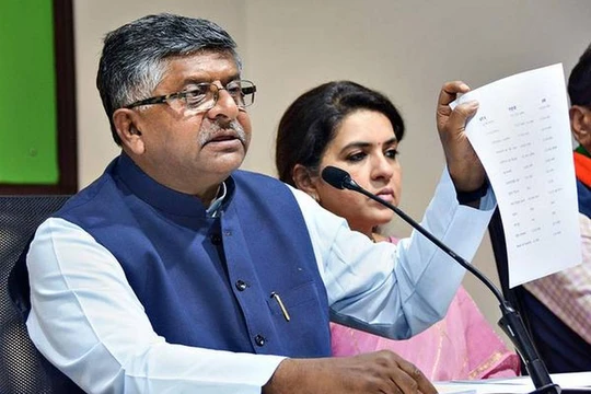 Bộ trưởng Thông tin Truyền thông Ấn Độ Ravi Prasad thông báo tin Apple đã di chuyển 8 nhà máy từ Trung Quốc tới Ấn Độ (Ảnh: the hindu).