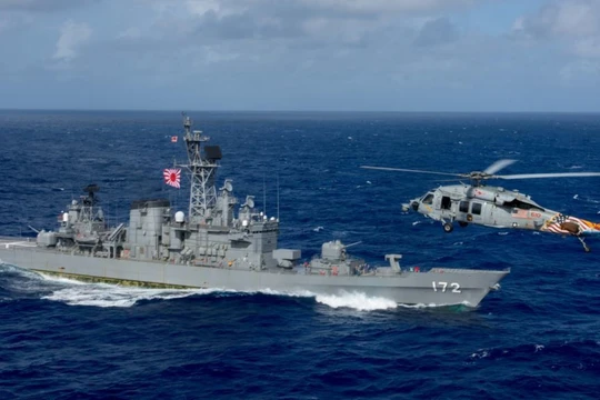 Tàu khu trục Shimakaze của Hải quân Nhật, chiếc tàu bị đâm thủng tối 30/3 (Ảnh: Đa Chiều).