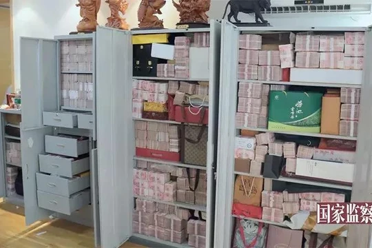 Các tủ sắt, két chứa đầy giấy bạc chất thành tường vây trong phòng ở nhà Lại Tiểu Dân (Ảnh: 12371.cn)