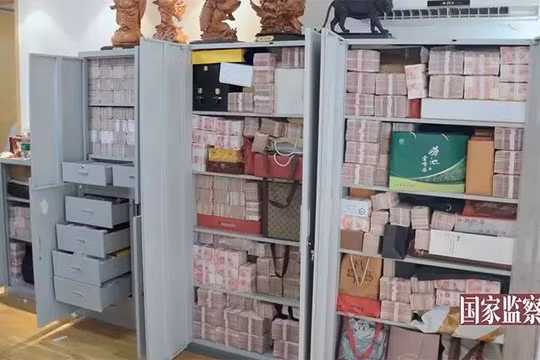 Các tủ sắt, két chứa đầy giấy bạc chất thành tường vây trong phòng ở nhà Lại Tiểu Dân (Ảnh: 12371.cn)