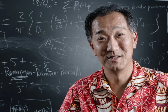 Giáo sư Ken Ono, người quyết định rời bỏ giới học thuật để đầu quân cho starup AI của học trò. Ảnh: Quanta.