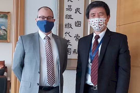 Đại biện lâm thời Mỹ David Bisbee đến Văn phòng đại diện Đài Loan tại WTO trao đổi công việc (Ảnh: Dongfang).