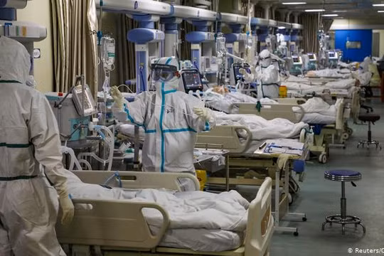 Dịch bệnh COVID-19 bùng phát từ Vũ Hán cuối năm 2019 giờ đây đã lây lan khắp thế giới (Ảnh: Reuters/China Daily)