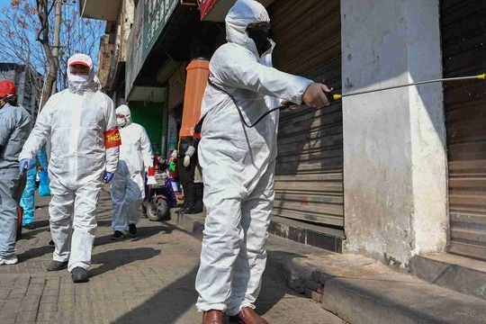 Các nhân viên y tế phun thuốc phòng dịch ở các nơi trong thành phố Vũ Hán (Ảnh: Tân Hoa xã)