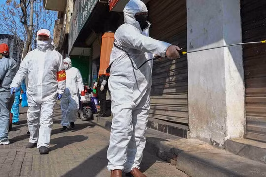Các nhân viên y tế phun thuốc phòng dịch ở các nơi trong thành phố Vũ Hán (Ảnh: Tân Hoa xã)