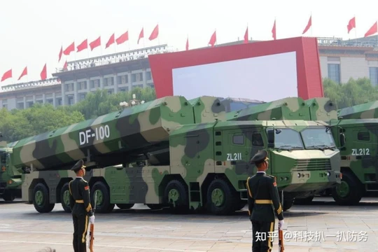 Xe chở kiêm bệ phóng tên lửa DF-100 xuất hiện tại cuộc duyệt binh ngày 1/10/2019. Ảnh: Zhihu.