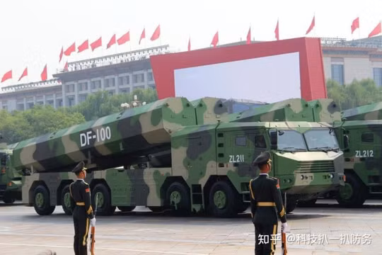 Xe chở kiêm bệ phóng tên lửa DF-100 xuất hiện tại cuộc duyệt binh ngày 1/10/2019. Ảnh: Zhihu.