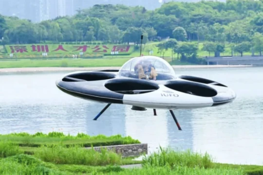 Chiếc iUFO bay thử nghiệm tại công viên ở Thâm Quyến hôm 3/6 (Ảnh: technews).