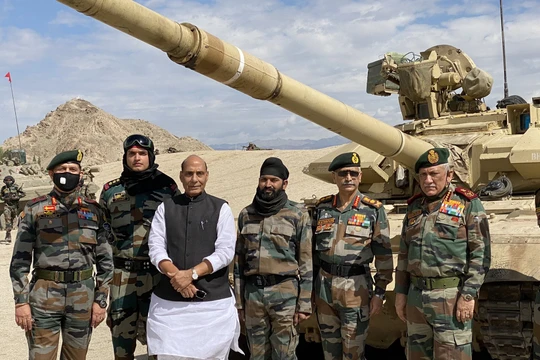 Các lãnh đạo quân đội Ấn Độ nói do đàm phán bế tắc, sự lựa chọn quân sự đã được đặt lên bàn. Ảnh: Bộ trưởng Quốc phòng Rajnath Singh đến thăm các đơn vị ở biên giới với Trung Quốc (Ảnh: Đa Chiều).