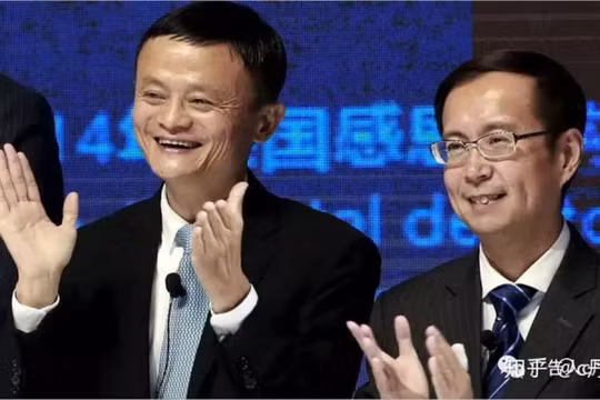 4 năm trước đây, khi trao quyền cho Trương Dũng, có lẽ Jack Ma không nghĩ đến lại có ngày hôm nay (Ảnh: Sina)
