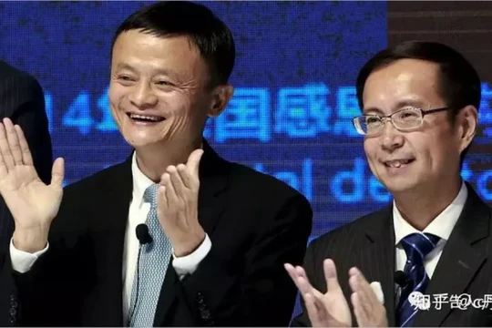4 năm trước đây, khi trao quyền cho Trương Dũng, có lẽ Jack Ma không nghĩ đến lại có ngày hôm nay (Ảnh: Sina)