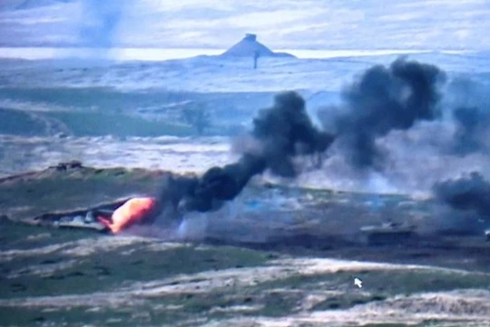 Xung đột dữ dội trên biên giới giữa hai nước Armenia và Azerbaijan, máy bay Azerbaijan bị phía Armenia bắn hạ (Ảnh: Đông Phương).