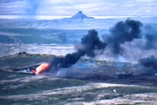 Xung đột dữ dội trên biên giới giữa hai nước Armenia và Azerbaijan, máy bay Azerbaijan bị phía Armenia bắn hạ (Ảnh: Đông Phương).