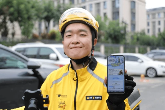 Shipper nhận thông báo thưởng tiền vì không vi phạm luật giao thông. Ảnh: Singtao.