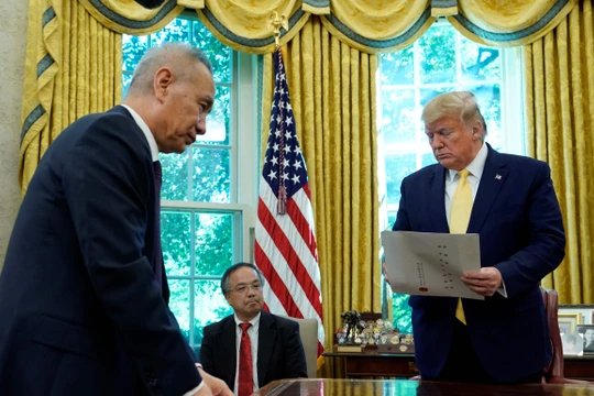 Tổng thống Donald Trump và Phó Thủ tướng Lưu Hạc sẽ đại diện hai bên ký hiệp định thương mại giai đoạn đầu Mỹ - Trung tại Nhà Trắng (Ảnh: Đa Chiều)