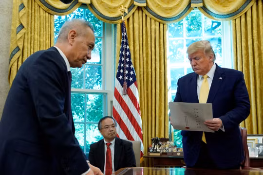 Tổng thống Donald Trump và Phó Thủ tướng Lưu Hạc sẽ đại diện hai bên ký hiệp định thương mại giai đoạn đầu Mỹ - Trung tại Nhà Trắng (Ảnh: Đa Chiều)