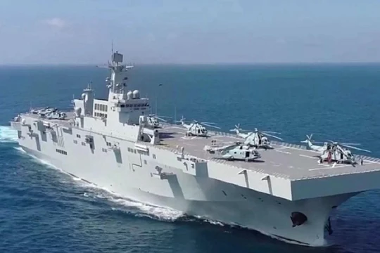 Tàu tấn công đổ bộ Hải Nam vừa được biên chế cho Hạm đội Nam Hải (Ảnh: Đa Chiều).