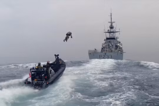 Lính đặc nhiệm tập bay đột kích từ xuồng cao tốc lên tàu đối phương (Ảnh: Hk01).