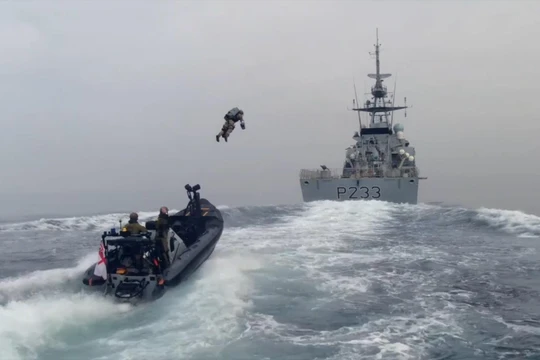 Lính đặc nhiệm tập bay đột kích từ xuồng cao tốc lên tàu đối phương (Ảnh: Hk01).