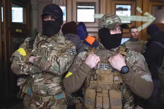 Cựu binh SAS Anh bị bắt gặp đang chờ nhập cảnh vào Ukraine (Ảnh: Reuters).