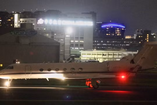 Chiếc chuyên cơ C-37A được cho là chở tướng tình báo Michael Studeman tới sân bay Tùng Sơn, Đài Bắc tối 22/11 (Ảnh: UDN).