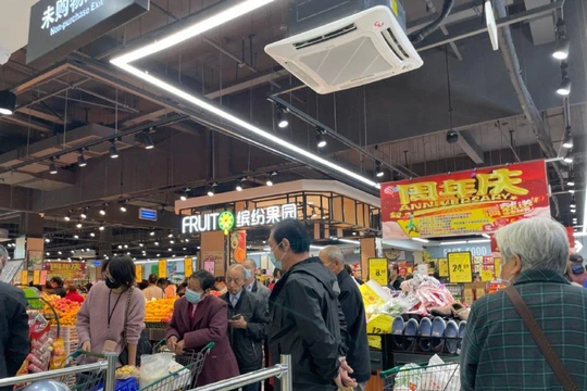 Người dân ở nhiều nơi Trung Quốc đổ xô đến các siêu thị mua hàng tích trữ sau thông báo của Bộ Thương mại hôm 1/11 (Ảnh: Dwnews).