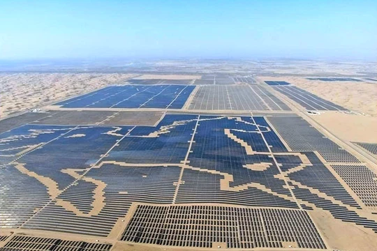 Hình con ngựa được tạo bằng 200 ngàn tấm quang điện trên sa mạc Kubiqi. Ảnh: Sohu.