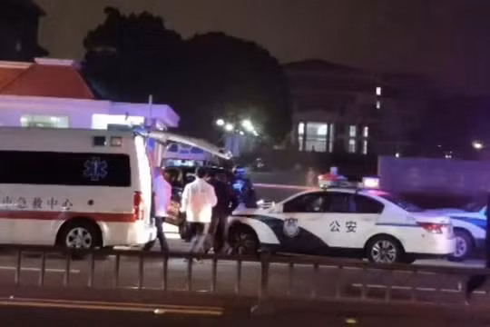 Xe cảnh sát và xe cứu thương chở nạn nhân đi cấp cứu (Ảnh: Singtao).