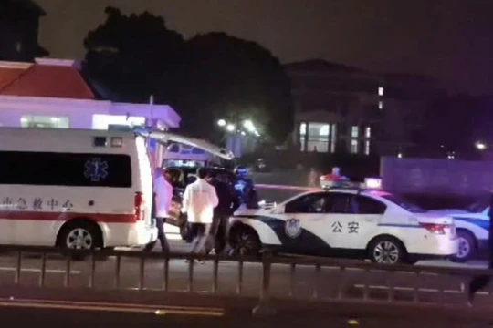 Xe cảnh sát và xe cứu thương chở nạn nhân đi cấp cứu (Ảnh: Singtao).