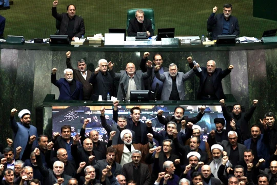 Các nghị sĩ Quốc hội Iran hô khẩu hiệu chống Mỹ sau khi phê chuẩn đạo luật coi toàn bộ quân đội Mỹ là tổ chức khủng bố. (Ảnh: AP).