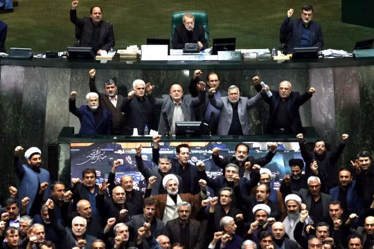 Các nghị sĩ Quốc hội Iran hô khẩu hiệu chống Mỹ sau khi phê chuẩn đạo luật coi toàn bộ quân đội Mỹ là tổ chức khủng bố. (Ảnh: AP).