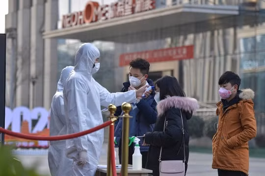 Các công ty thực hiện kiểm tra thân nhiệt nhân viên khi đến làm việc (Ảnh: Đông Phương)