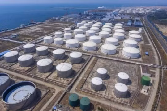 Hiện lượng dầu thô dự trữ của Trung Quốc đứng thứ hai thế giới, gần bằng của Mỹ, 10 tháng đầu năm nay nhập tổng cộng 470 triệu tấn. Ảnh: Creaders.