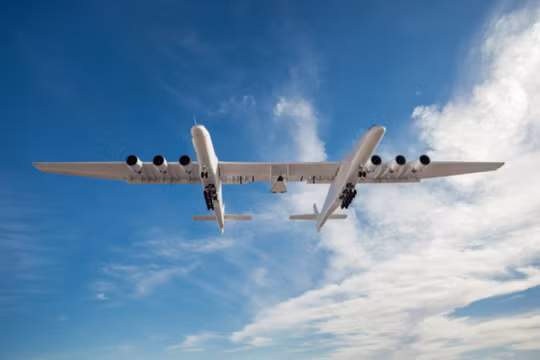 Tàu mẹ Roc của hãng Stratolaunch mang phương tiện bay siêu thanh Talon-2. Ảnh: Stratolaunch.