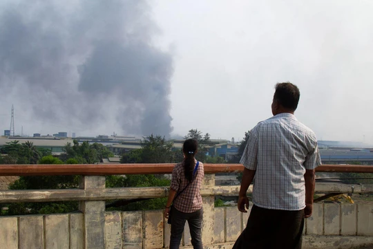 Đại sứ quán Trung Quốc tại Myanmar cho biết, 37 công ty Trung Quốc đã phastaans công, đốt phá (Ảnh: Dwnews).