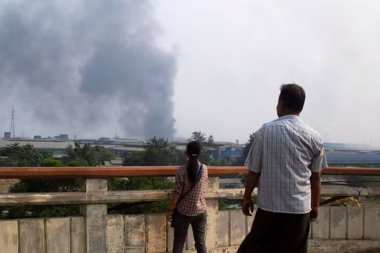 Đại sứ quán Trung Quốc tại Myanmar cho biết, 37 công ty Trung Quốc đã phastaans công, đốt phá (Ảnh: Dwnews).