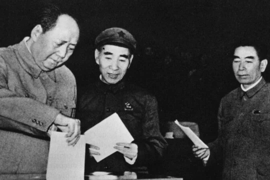 Mao Trạch Đông,Lâm Bưu và Chu Ân Lai tại Đại hội Đảng toàn quốc lần thứ IX (Ảnh: Kanlishi).