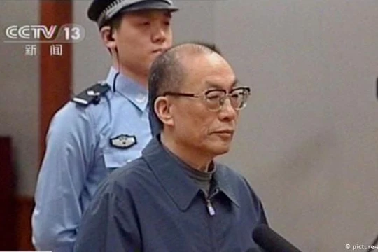 Lưu Chí Quân bị xét xử trước Tòa án Bắc Kinh (Ảnh: CCTV).