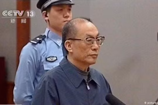 Lưu Chí Quân bị xét xử trước Tòa án Bắc Kinh (Ảnh: CCTV).