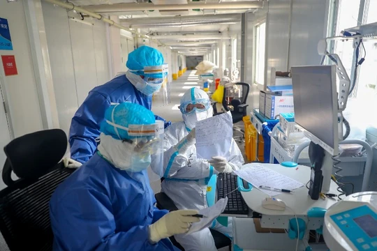 Các nhân viên y tế trong bệnh viện Hỏa Thần Sơn (Vũ Hán) theo dõi tình hình bệnh nhân (Ảnh: Đông Phương).