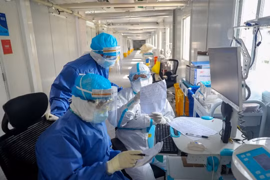 Các nhân viên y tế trong bệnh viện Hỏa Thần Sơn (Vũ Hán) theo dõi tình hình bệnh nhân (Ảnh: Đông Phương).