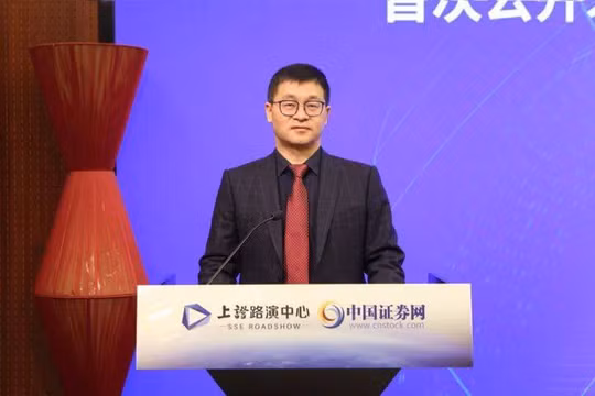 Giáo sư Đại học Chiết Giang, ông chủ Công ty Công nghệ Trân Lôi, tỷ phú công nghệ, Tiến sĩ Uất Phát Tân. Ảnh: Sina.