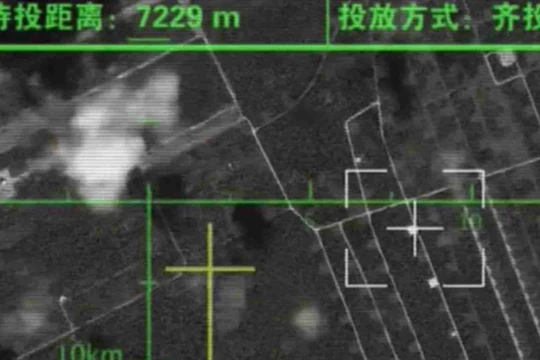 Hình ảnh phi công chiếc H-6K khóa mục tiêu sân bay đối phương chuẩn bị tấn công trong phim "Tên tôi là Chiến Thần" (Ảnh: Đa Chiều).