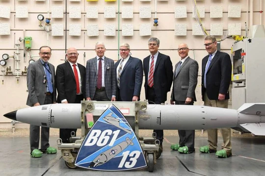 Các quan chức Mỹ chụp ảnh lưu niệm bên quả bom B61-13 đầu tiên được lắp ráp hoàn tất. Ảnh: LTN.