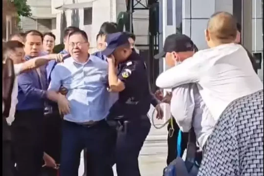 Ông Diêu Chấn Hoa, Chủ tịch Tập đoàn Baoneng bị nhân viên hành hung trên phố đang gây xôn xao dư luận Trung Quốc (Ảnh: Sohu).