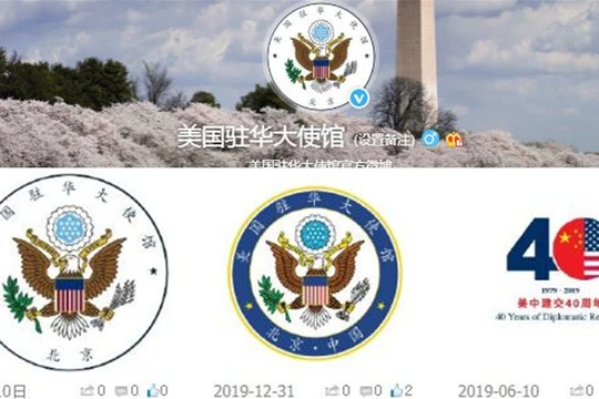 Việc Đại sứ quán Mỹ tại Trung Quốc đột nhiên thay đổi thiết kế và nội dung văn từ trên logo đã gây nên phản ứng và những bàn luận sôi nổi (Ảnh: GNews).