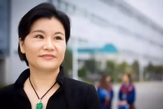 Chu Quần Phi bằng nghị lực và tài năng đã từ cô gái con nhà nông dân nghèo trở thành tỷ phú, "bà hoàng kính điện thoại" (Ảnh: Toutiao).