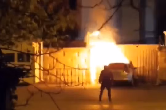 Chiếc xe đâm thẳng vào cổng Đại sứ quán Nga ở Bucharet và bốc cháy (Ảnh: Sunnews).
