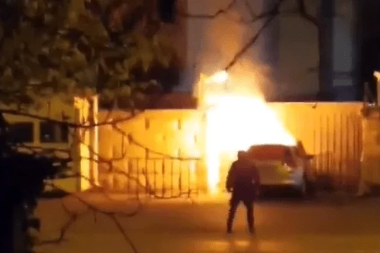 Chiếc xe đâm thẳng vào cổng Đại sứ quán Nga ở Bucharet và bốc cháy (Ảnh: Sunnews).